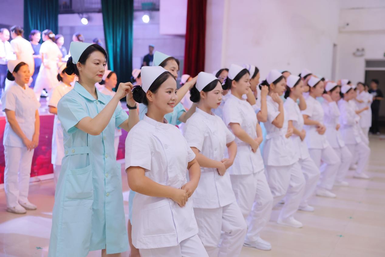 护理老师为护生们戴帽
