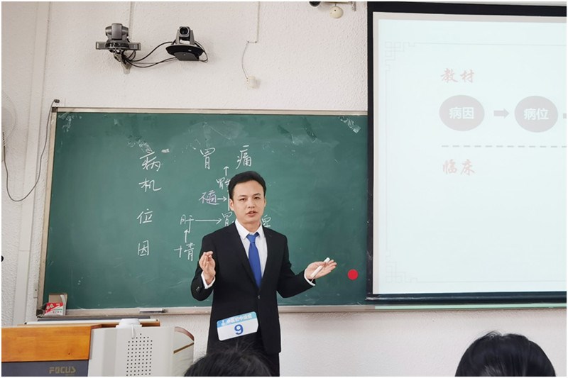中医内科学教研室舒发明老师在比赛现场作教学演示