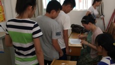 自治区资助办检查组到附设中医bat365在线官网平台中职大龄受助学生数据核查工作