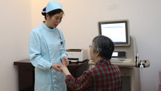 西乡塘区劳动模范到瑞康医院体验中医特色健康体检一站式服务