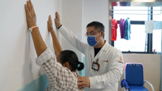 一次意外摔倒，没骨折、没畸形，手臂却抬不起来了，这是为啥？