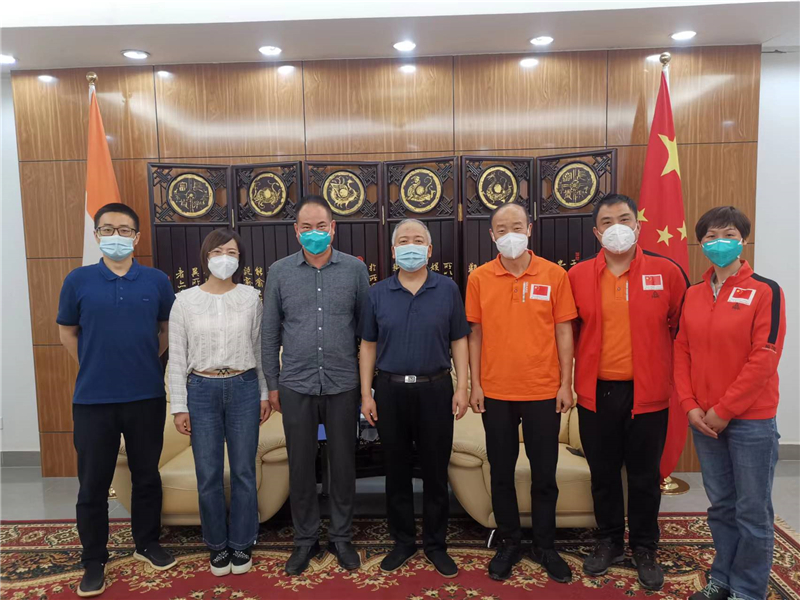 7.与中国驻尼日尔大使馆临时代办合影.jpg