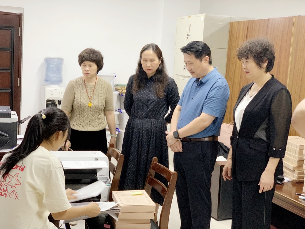 一群男人和女人站在桌子上
描述已自动生成