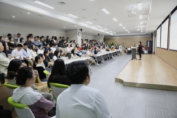 报告会现场