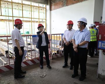 自治区科技厅孙睿君厅长一行到我校调研广西天然药物研究院建设工作