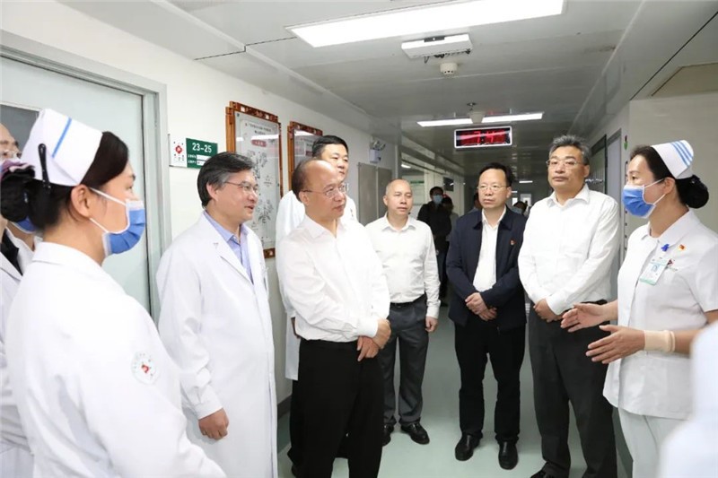 廖品琥一行在胸心血管外科调研