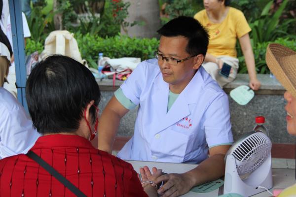 附属中医门诊部医生给居民把脉