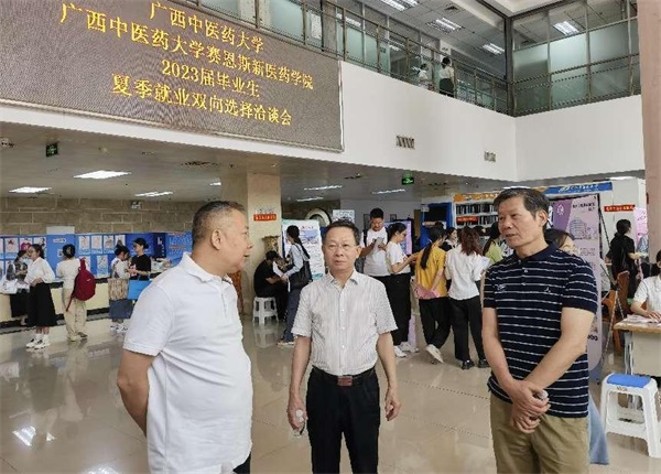 学院领导与用人单位交谈