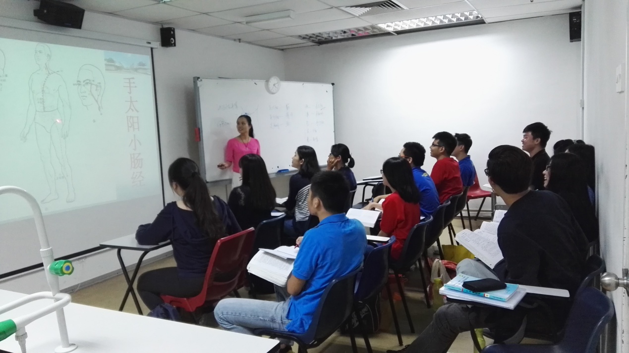 bat365在线官网平台教师到马来西亚拉曼大学“中国—马来西亚中医药中心”为学生授课。bat365在线官网平台供图