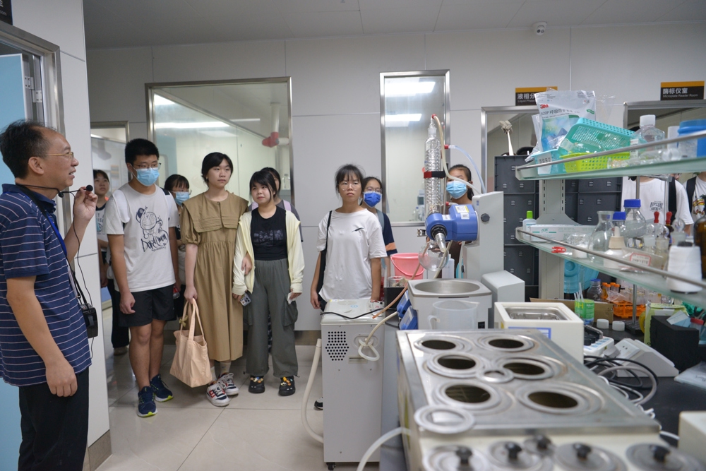 参观壮瑶药重点实验室