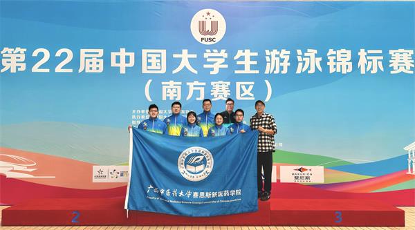 教练与运动员在现场合影