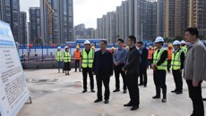 青秀区政府区长曾鹏鑫到附属瑞康医院凤岭南医院项目建设工地调研及慰问