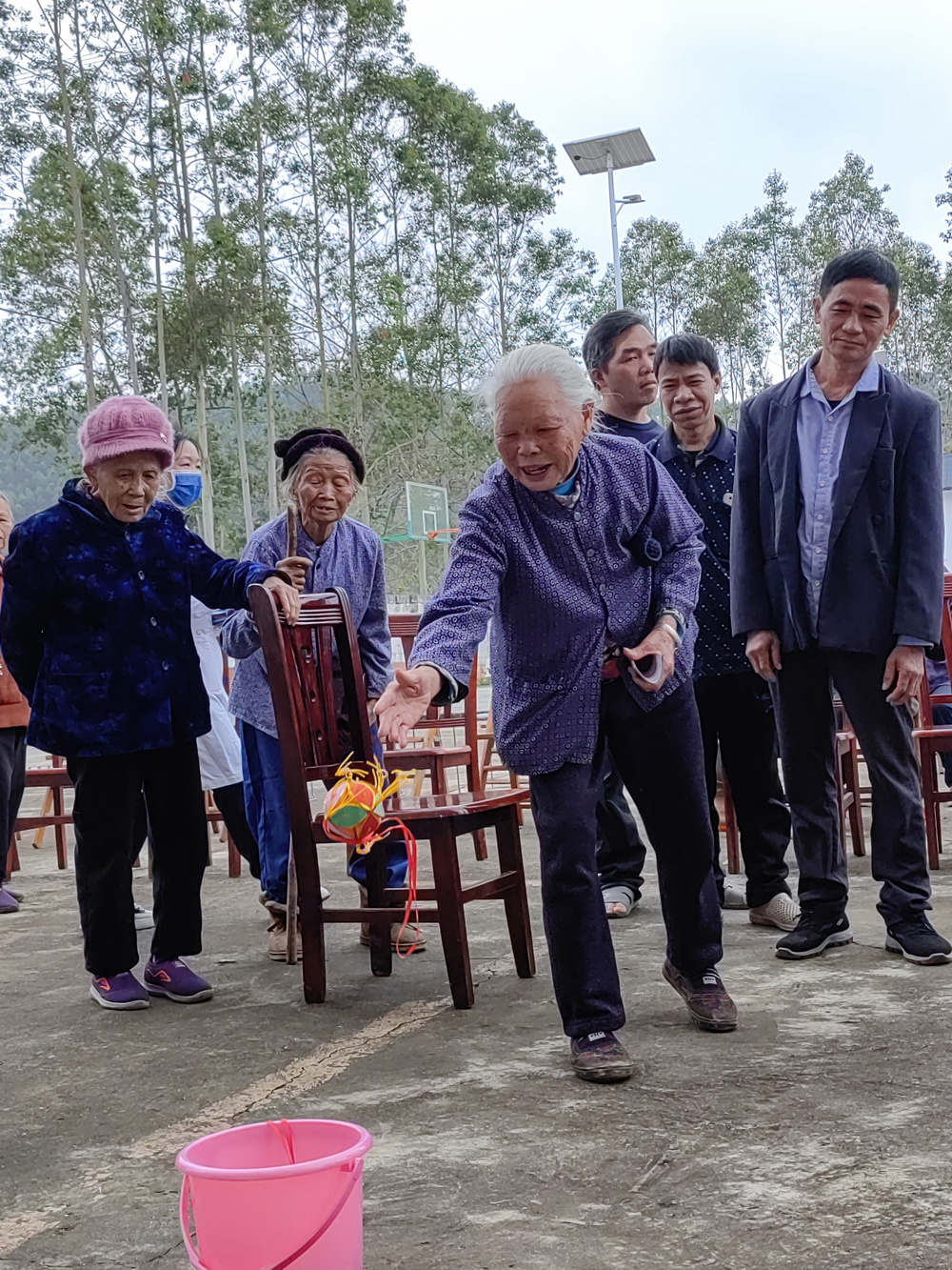 送春联、抛绣球活动现场吸引群众积极参与