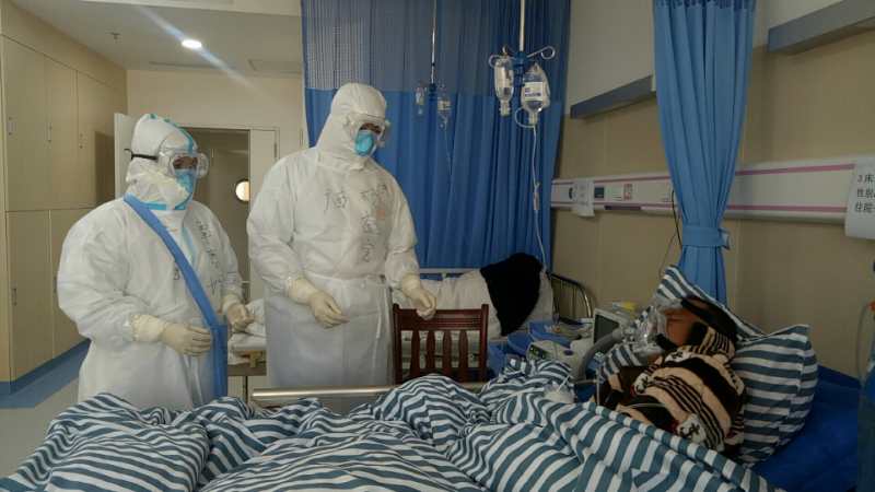 杨益宝、覃惠娟对危重病人床边查房.jpg