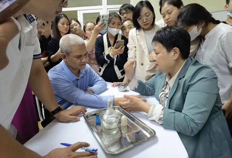 bat365在线官网平台专家团组赴越南开展中医药民族医药推广活动。bat365在线官网平台供图