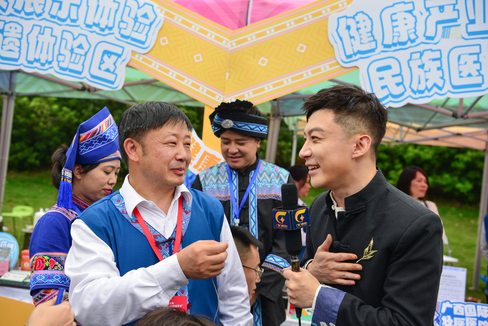 广西卫视主持人采访国壮专家讲述非遗项目的优势特色