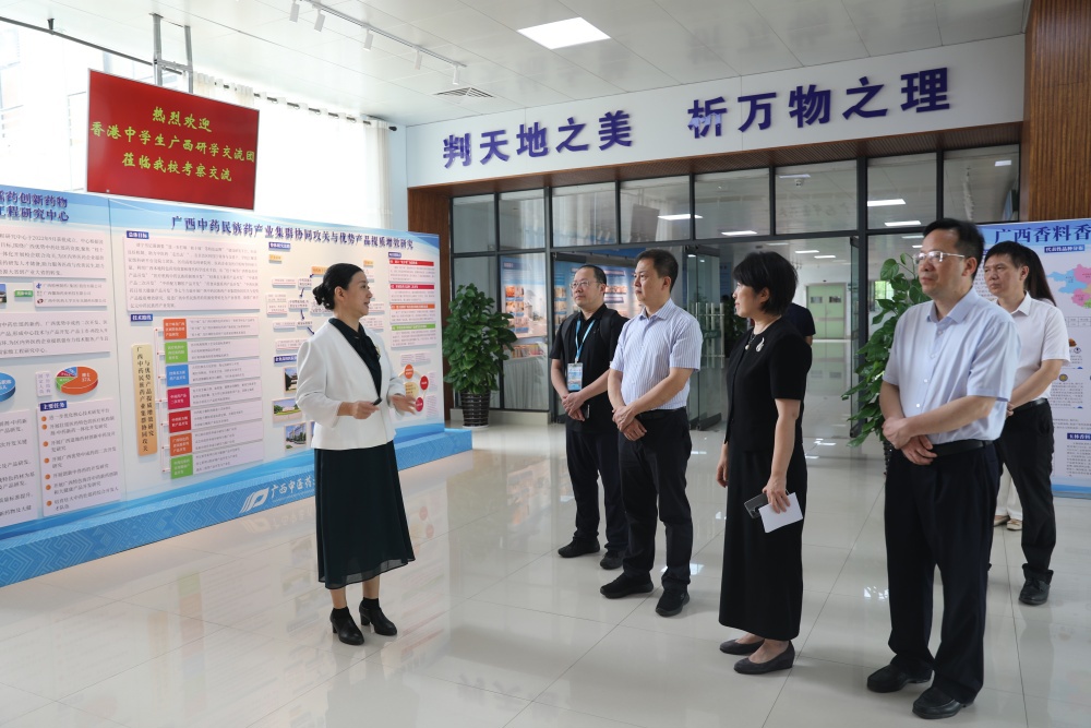 参观bat365在线官网平台科学实验中心_副本