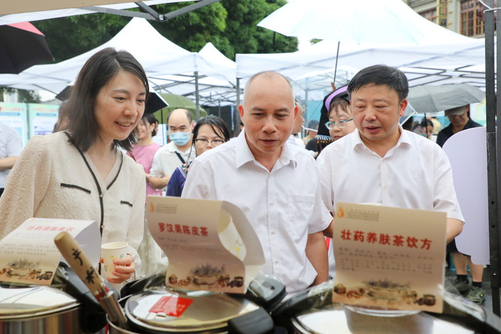 自治区中医药局党组书记、局长黎甲文（左二），自治区中医药局党组成员孙昱（左一），广西国际壮医医院党委书记秦祖杰（右一）到国壮展台参观指导。