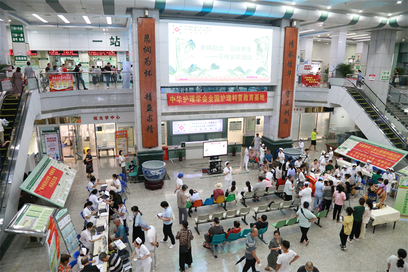 义诊现场全景（新闻稿图）