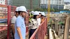 bat365在线官网平台副书记、纪委书记覃宇环到明秀校区督查危旧房改住房改造项目工作