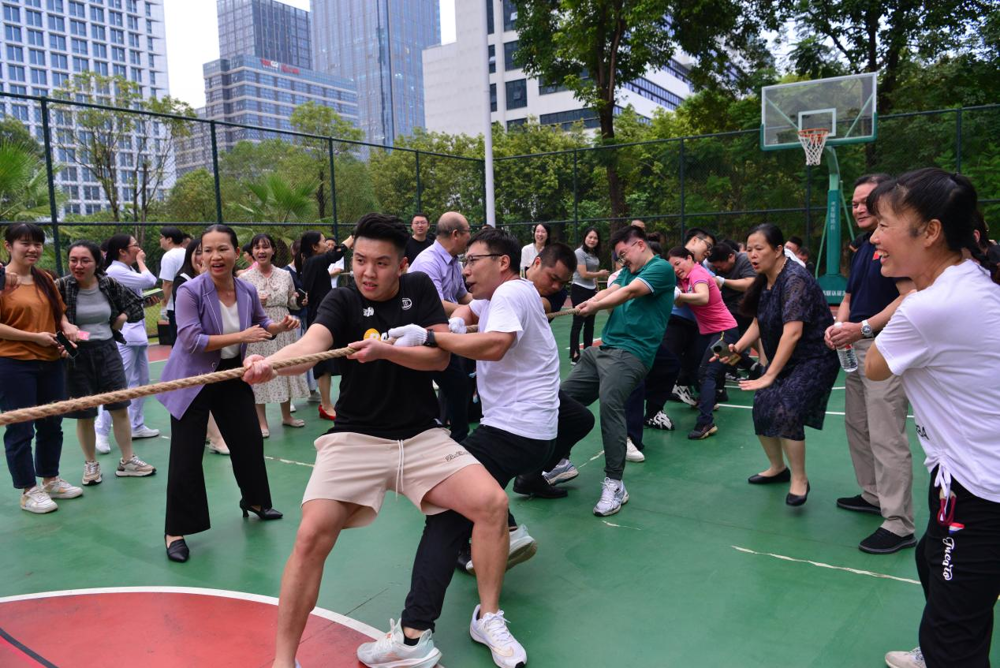 拔河比赛现场