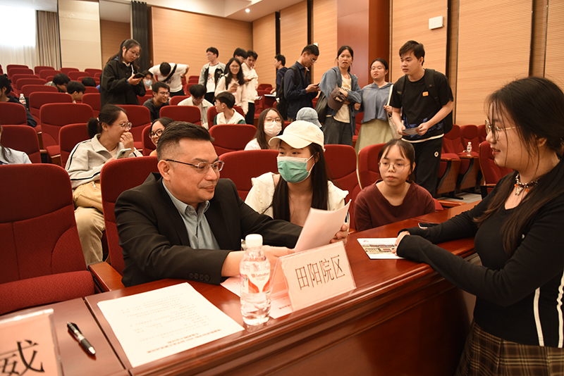 5陈威常务副院长与毕业生交流.jpg 5陈威常务副院长与毕业生交流.jpg