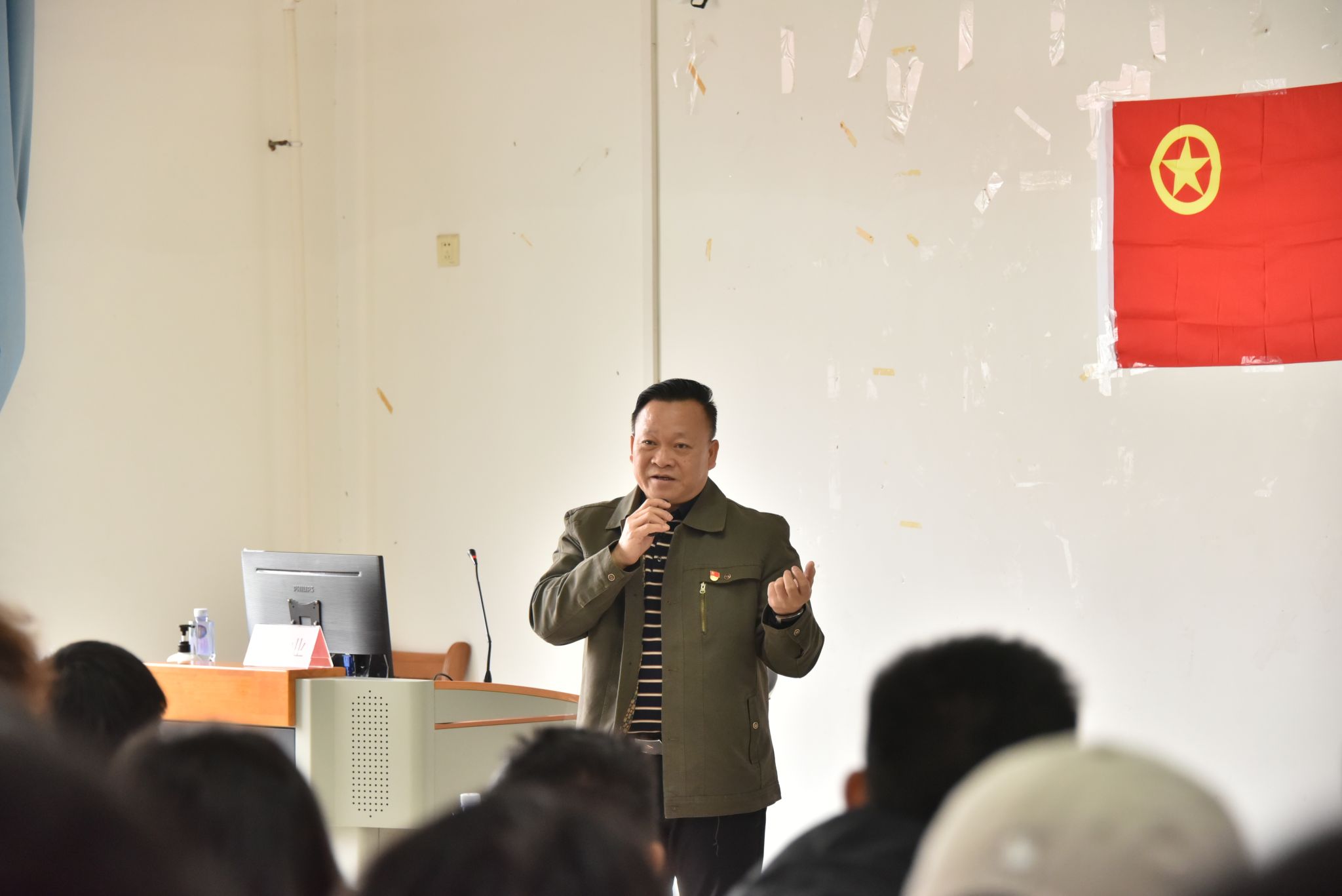 （▲肖华业书记与同学亲切交流）