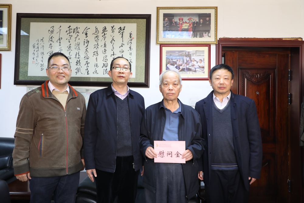 ▲慰问退休老干部代表、全国名中医黄汉儒