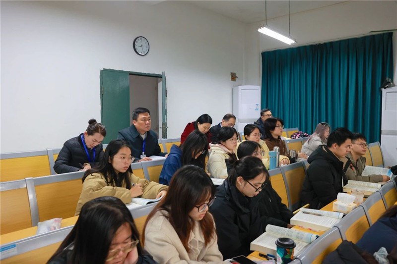 检查组深入课堂一线听评课