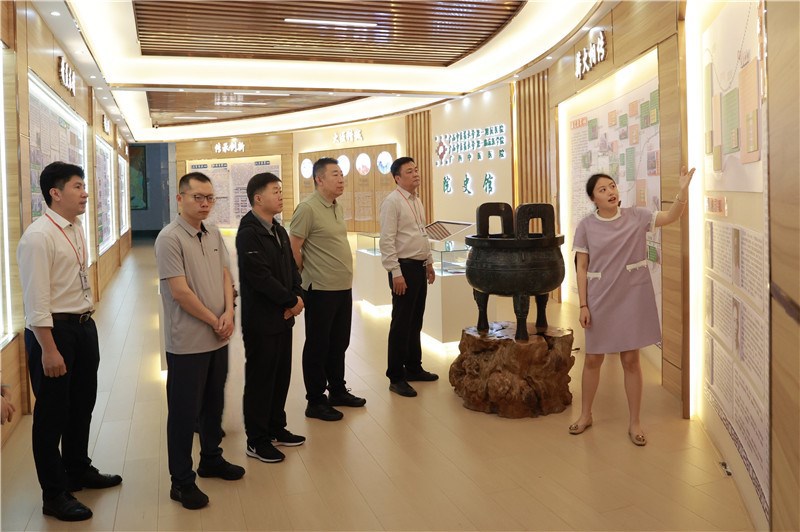 参观院史馆
