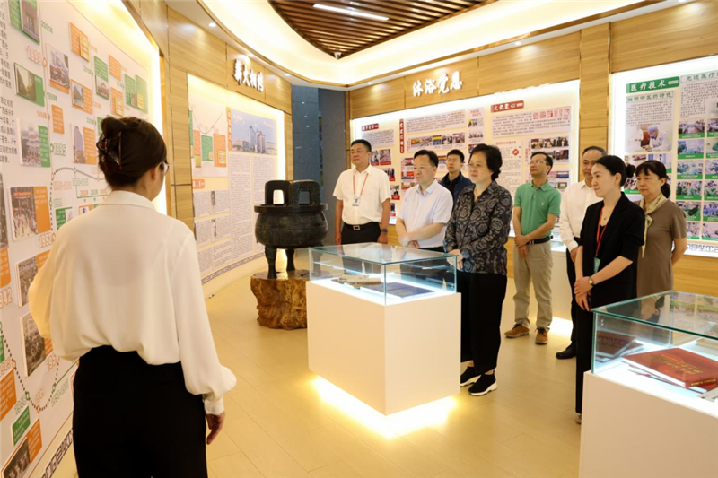 自治区政协副主席刘咏梅参观院史馆