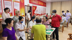 附属国际壮医医院党员携手送健康 老干部点赞壮瑶医药