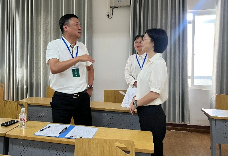 检查组课间与授课老师反馈交流