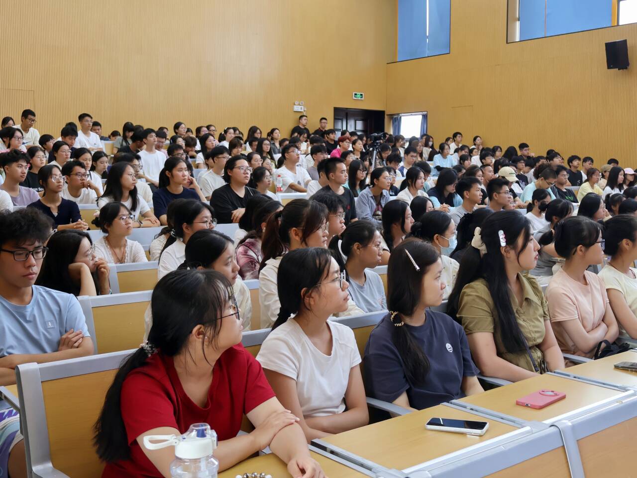 同学们认真聆听 同学们认真聆听