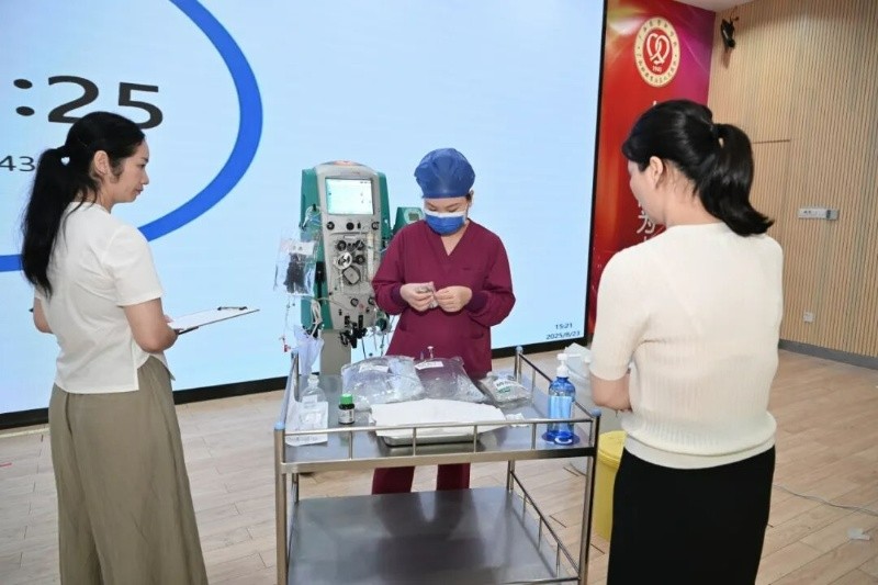 梁海艳操作比赛中