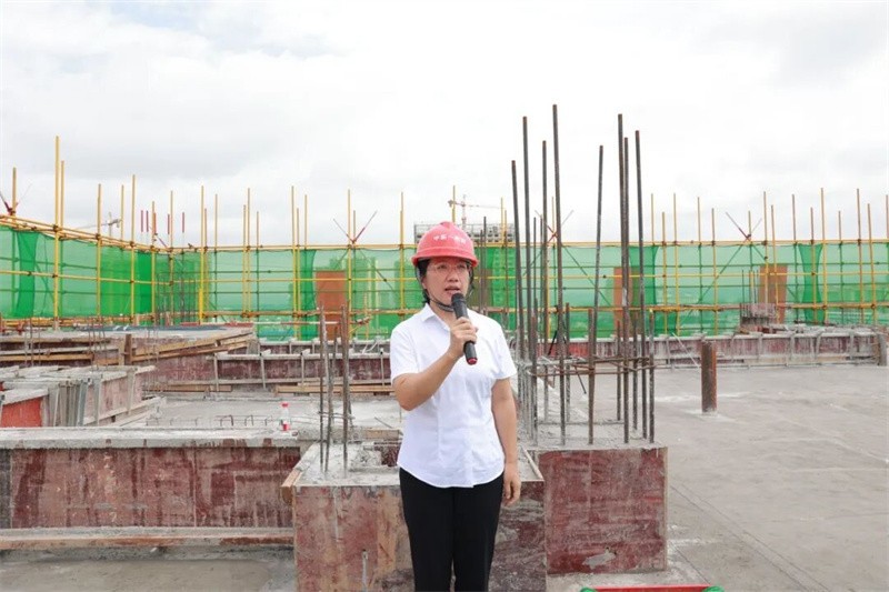 医院党委书记周江煜宣布大楼主体结构正式封顶