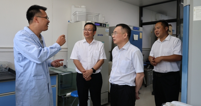 自治区海洋局局长玉彤一行到学校调研交流